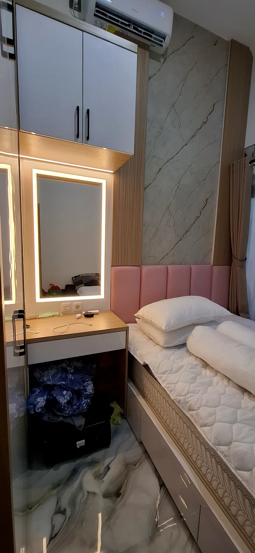 Headboard, meja samping, dan panel kamar tidur custom