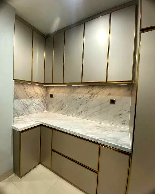 Kabinet dapur custom dengan finishing marmer dan aksen metalik