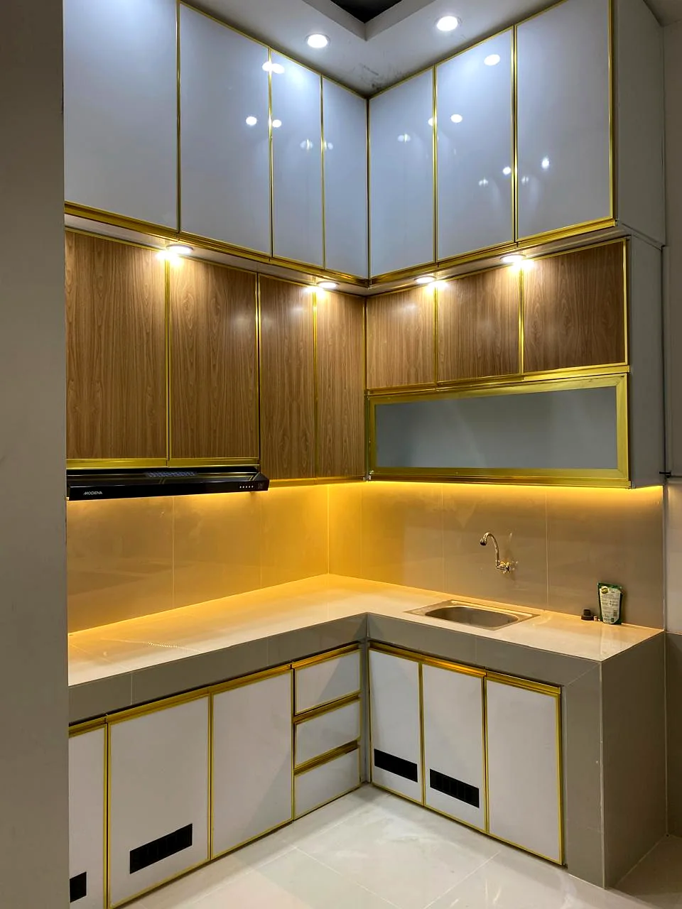 Home Kitchen set finishing kayu dengan pencahayaan LED