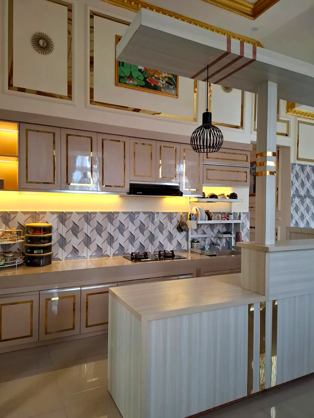 Kitchen set klasik dengan island dan kabinet custom