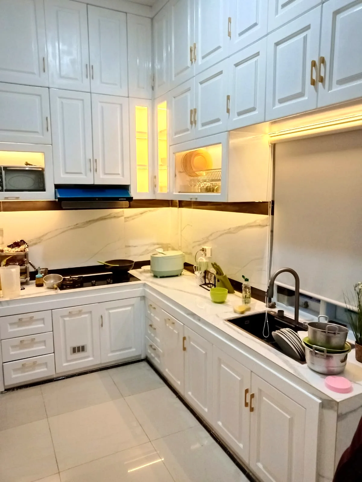 Kitchen set putih klasik dengan kabinet penyimpanan custom