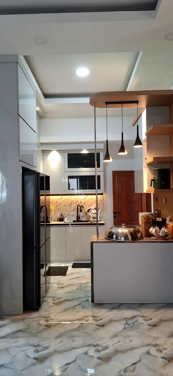 Kitchen set putih modern dengan layout ruang yang efisien