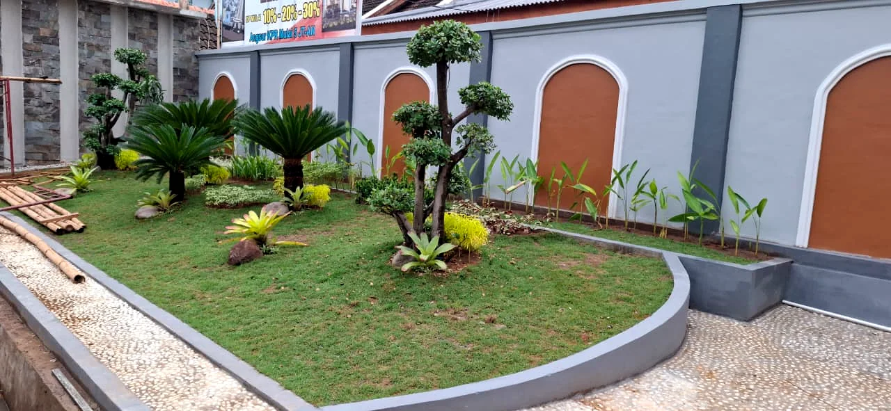 Penataan landscape halaman rumah dengan jalur dan batas taman