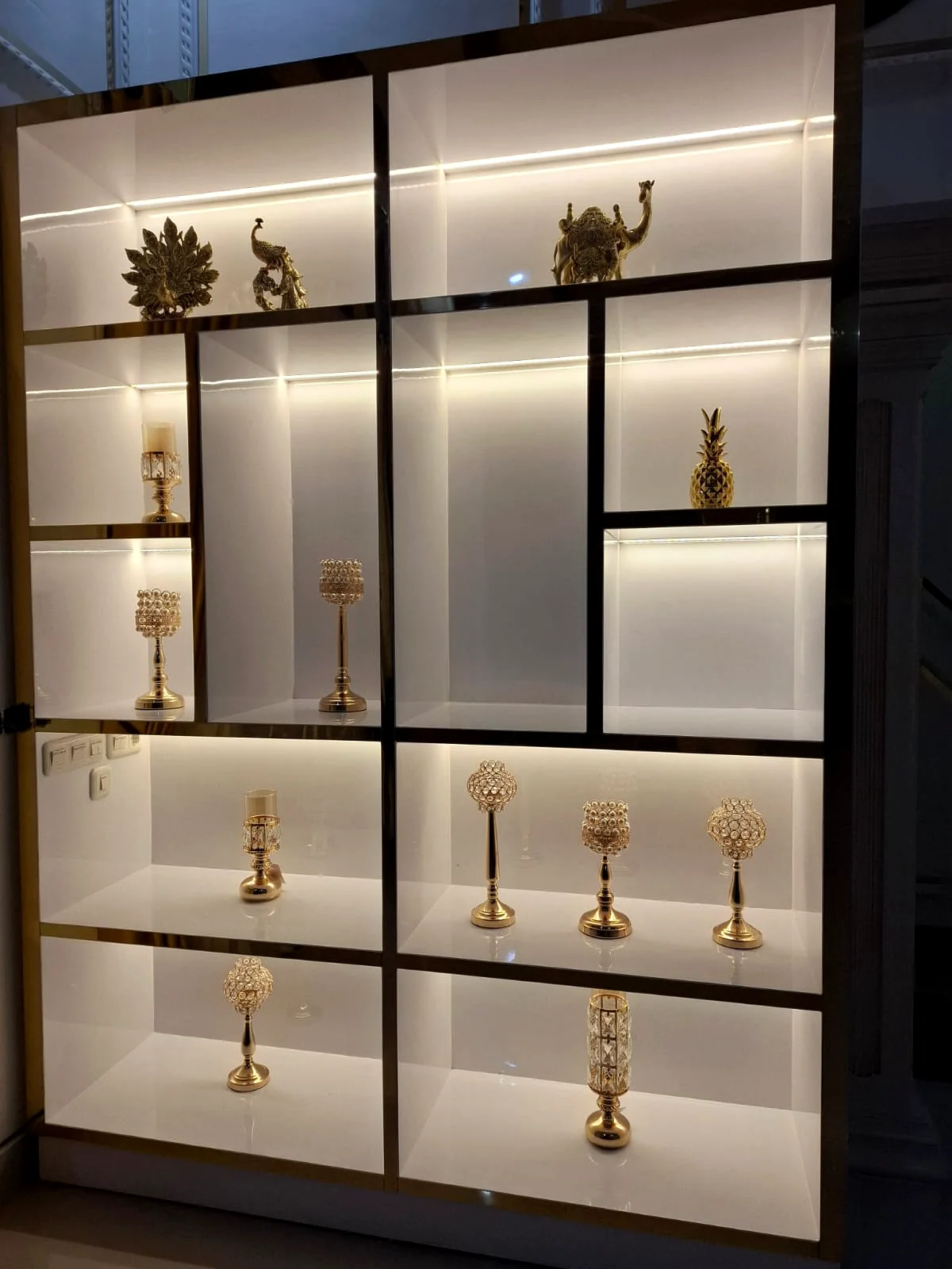 Lemari display custom dengan pencahayaan terintegrasi