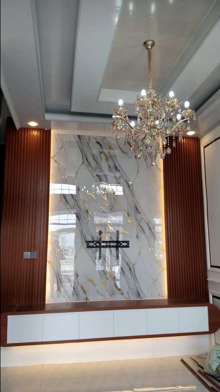 Kombinasi panel marmer dan kisi kayu untuk backdrop interior