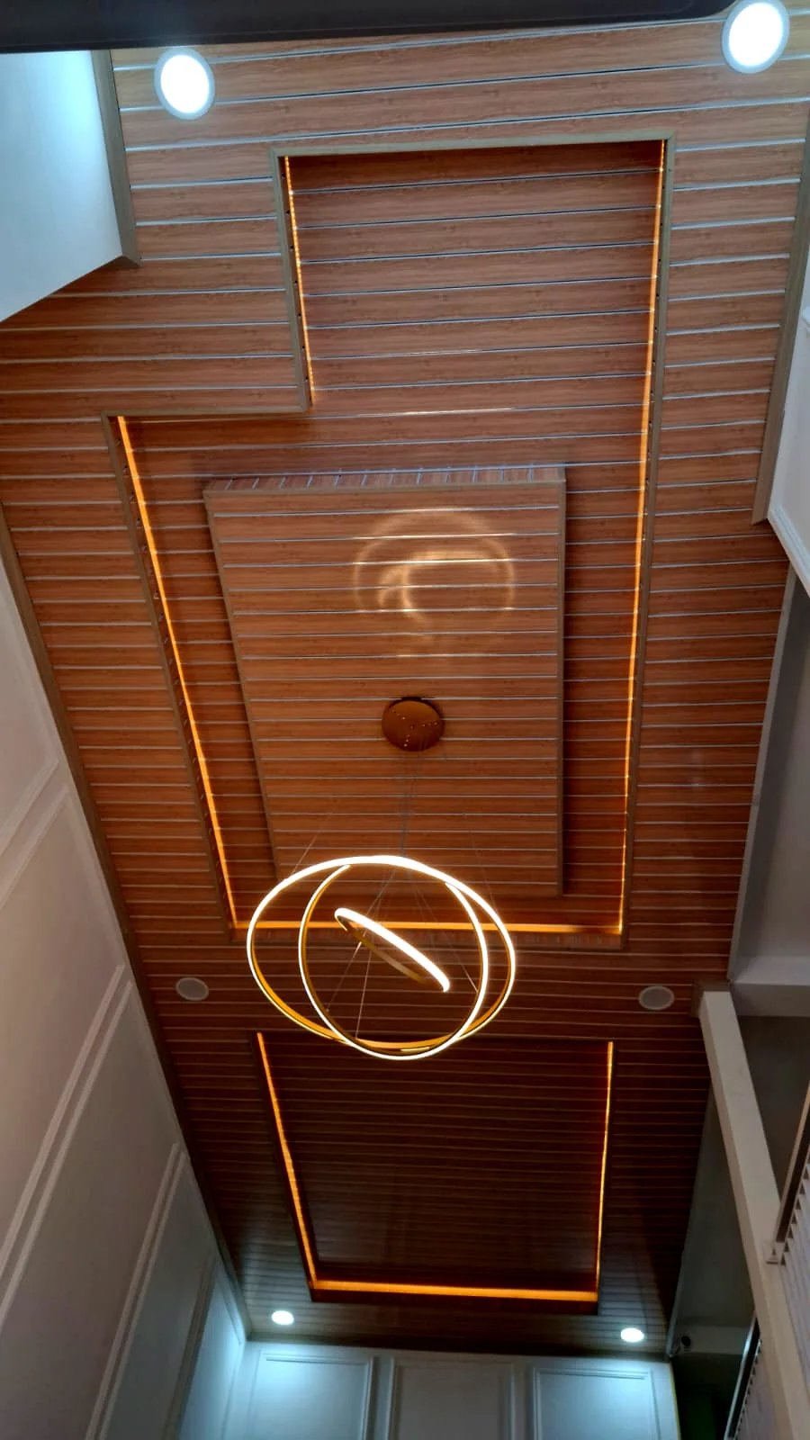 Plafon motif kayu dengan garis pencahayaan LED