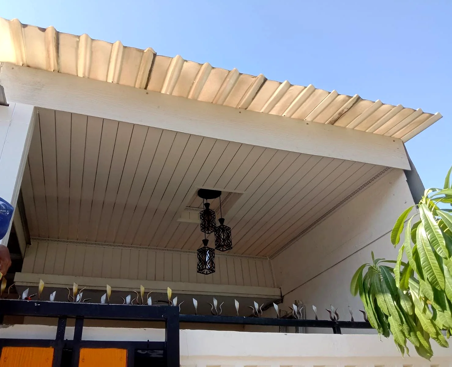 Finishing plafon teras modern dengan detail rapi