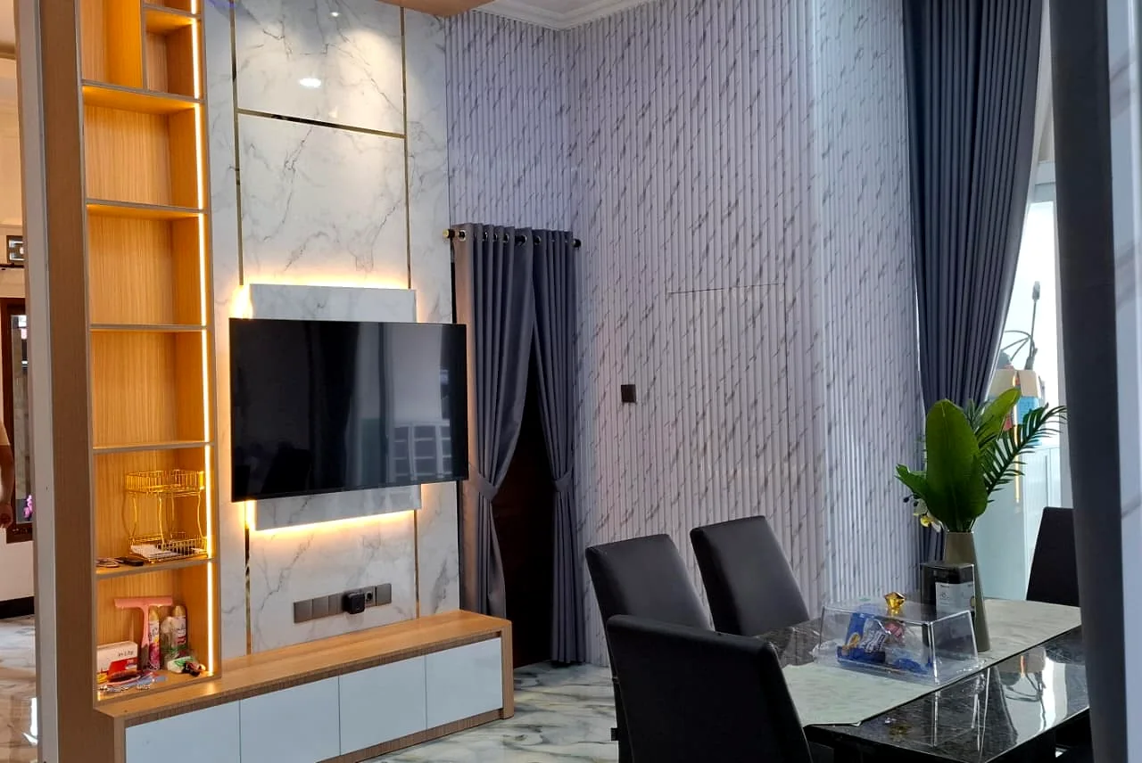 Backdrop TV, rak display, dan panel dinding custom