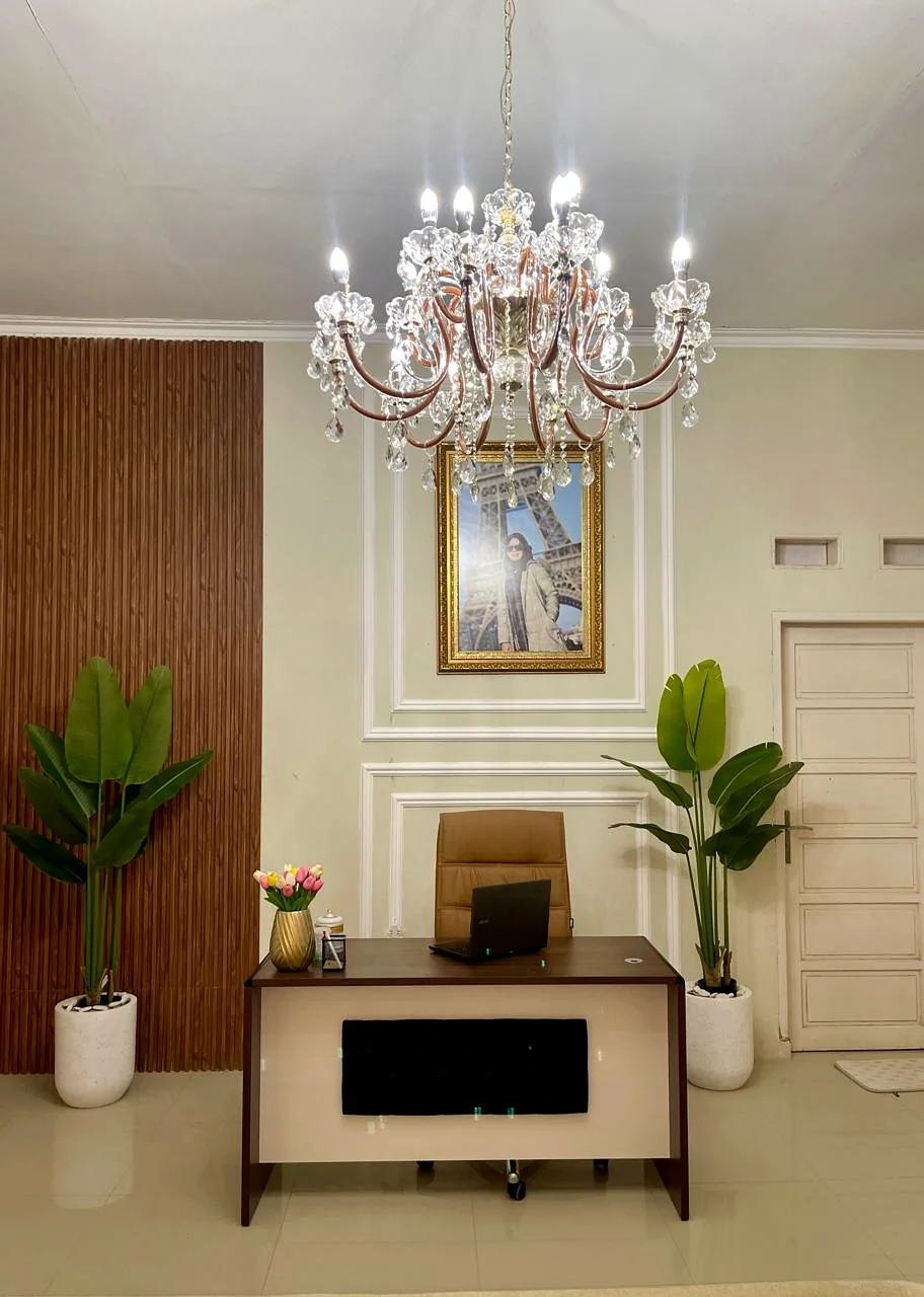 Wall moulding dan panel kayu pada ruang tamu