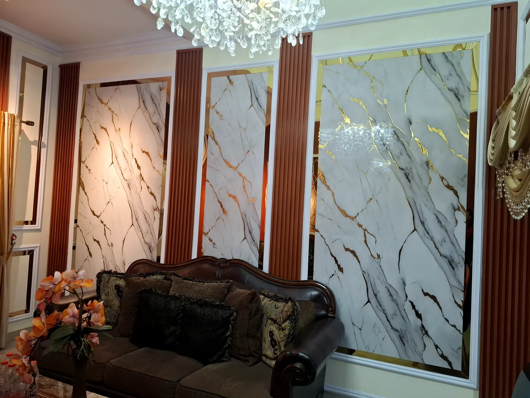 Home Wall panel marmer dan aksen kayu pada ruang tamu